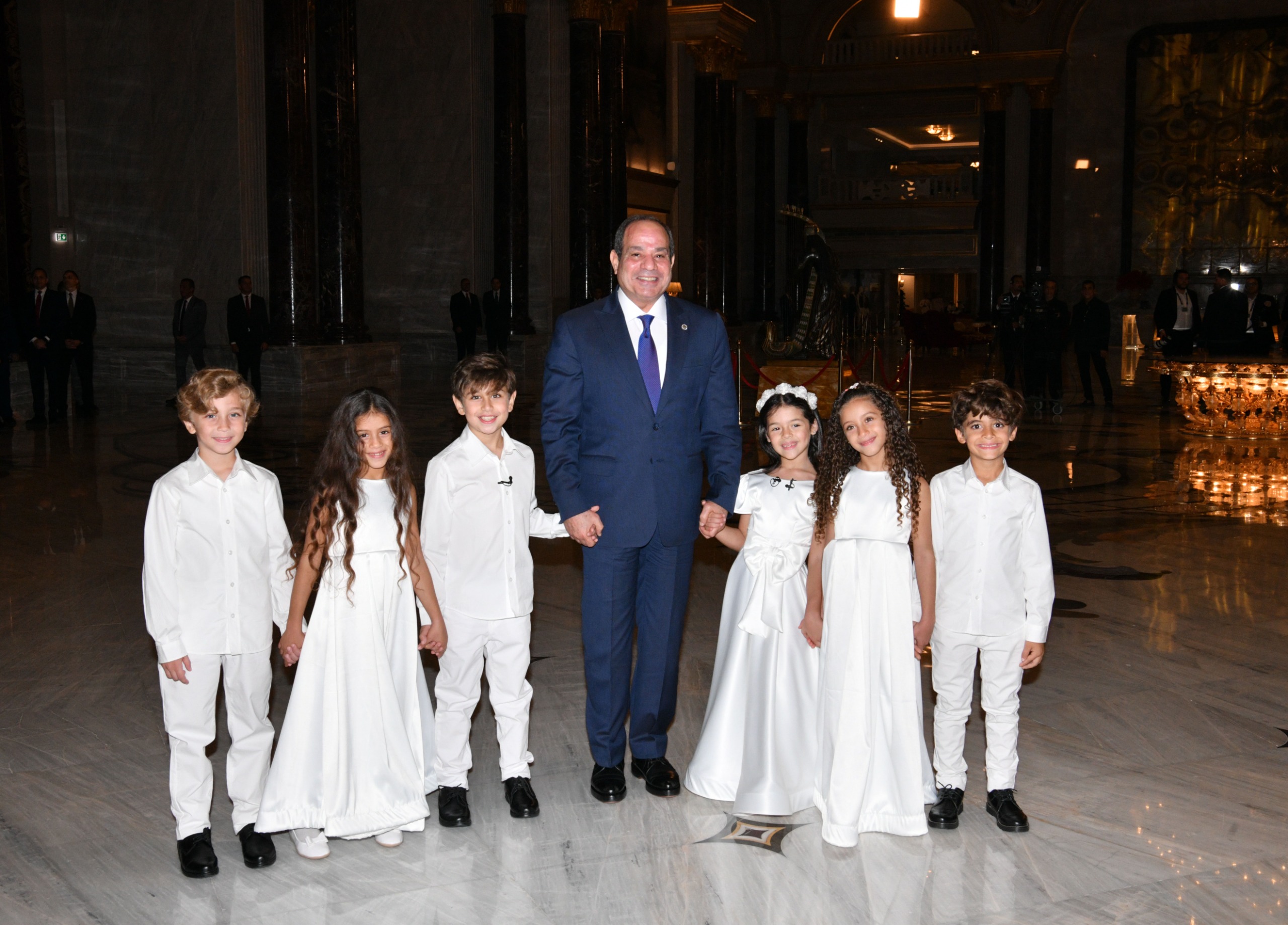 الرئيس السيسى مع الأطفال الرئيس السيسى مع الأطفال