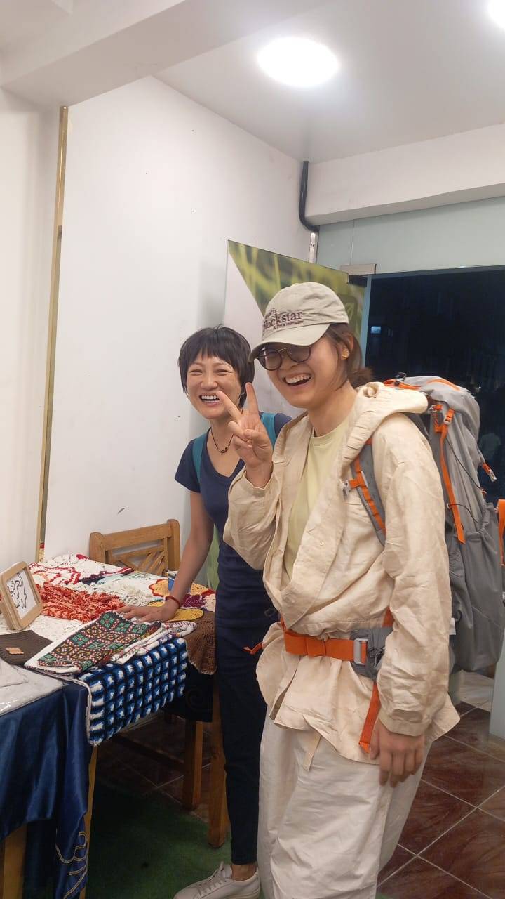 سعادة أجانب بالمشاركة فى معرض للمنتجات الحرفية بالأقصر سعادة أجانب بالمشاركة فى معرض للمنتجات الحرفية بالأقصر