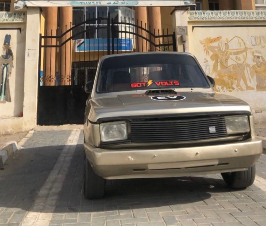 السيارة الكهربائية أمام المدرسة