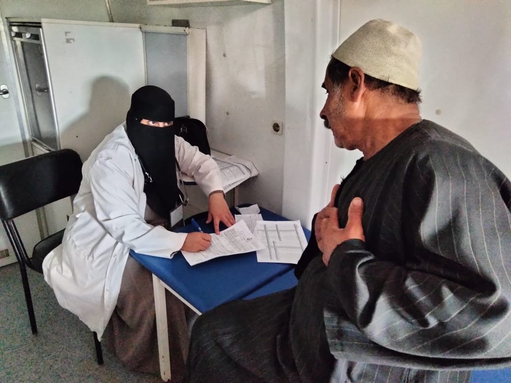 اجراء الكشف الطبي على مواطن