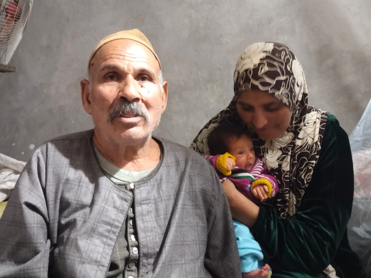 الأم تحتضن الطفل الرضيع