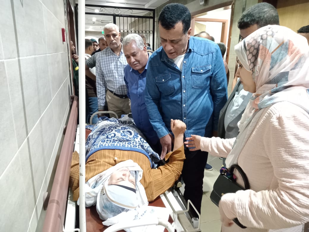 إصابة 11 معلما بسوهاج فى حادث تصادم بين «ميكروباص» و«تروسيكل»  (1)