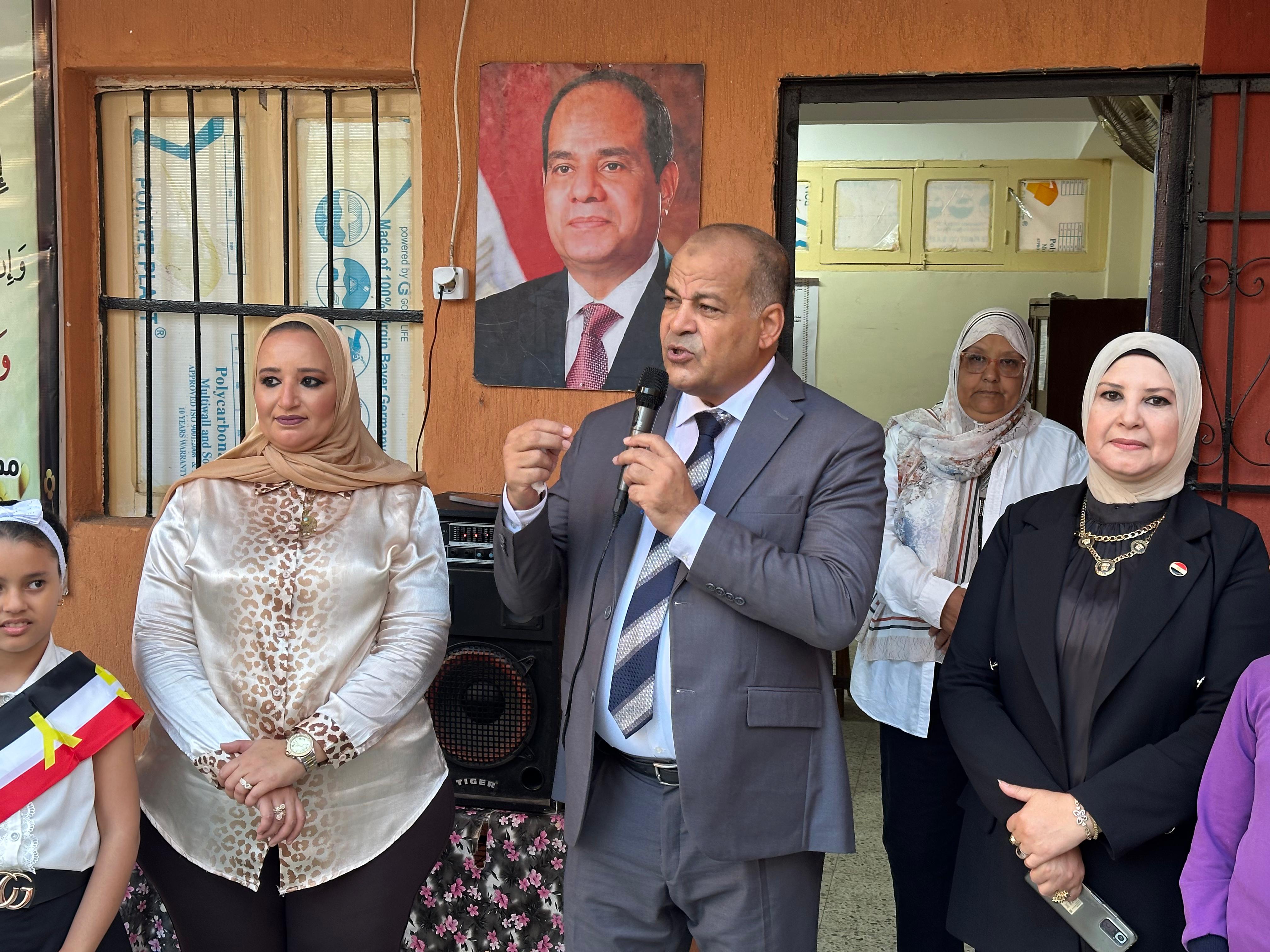 استاذ طاهر بالطابور