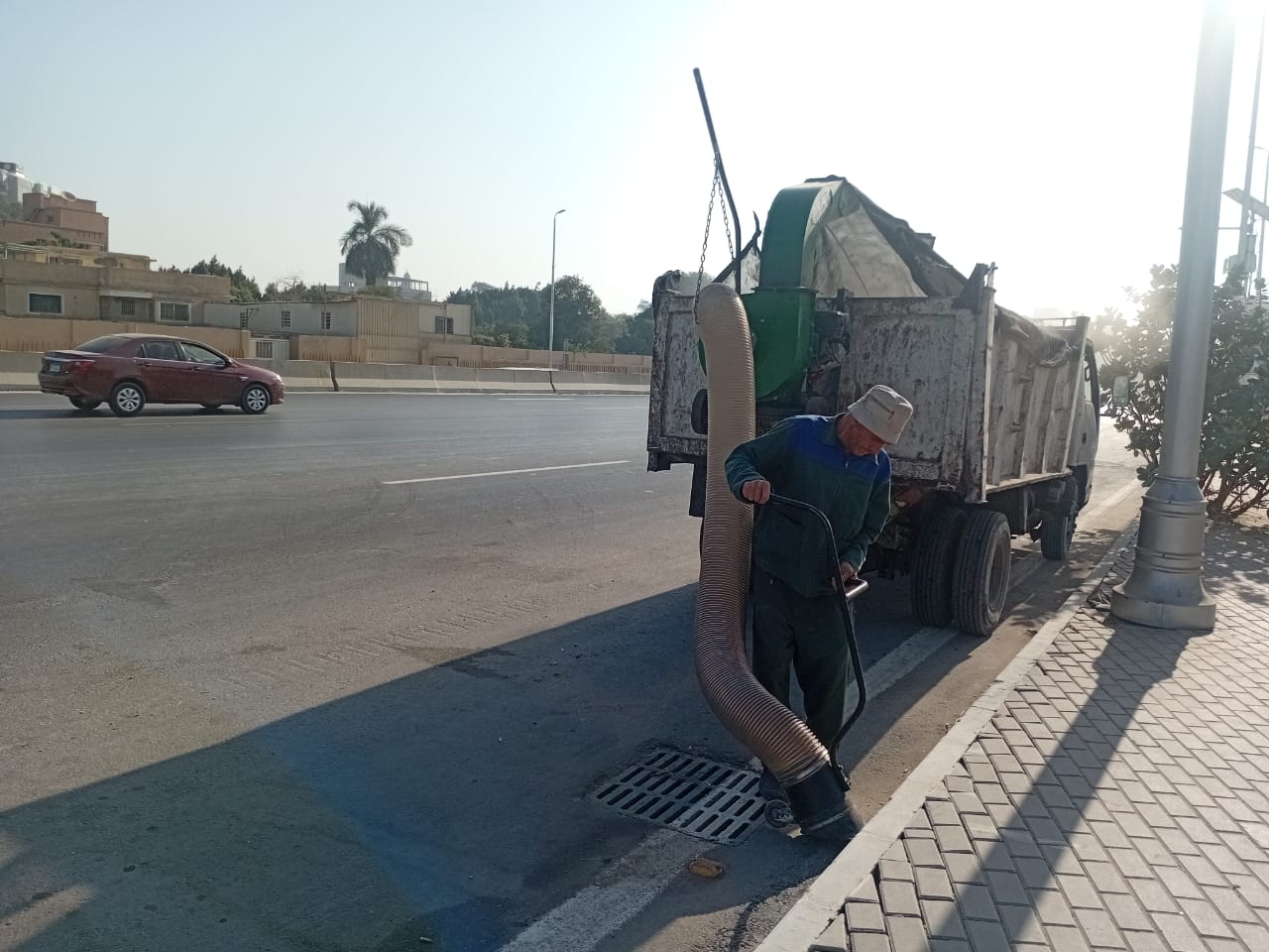 صيانة شاملة للمسطحات الخضراء بمحيط المتحف المصرى الكبير والطرق المؤدية إليه (3)