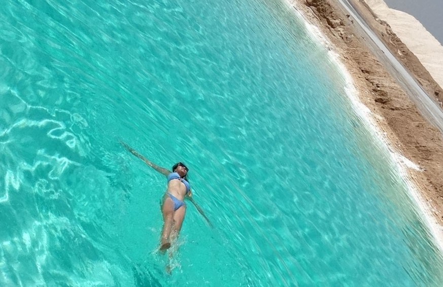 متعة السباحة في بحيرات الملح - سيوة