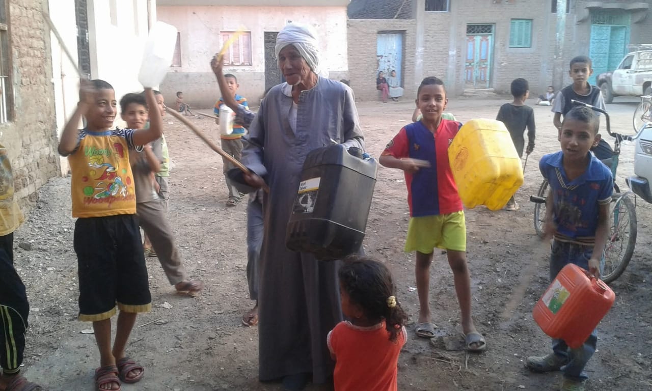 بهجة الحاج عطا مع أطفال القرية والإحتفال بالطقوس الدينية والموالد بهجة الحاج عطا مع أطفال القرية والإحتفال بالطقوس الدينية والموالد