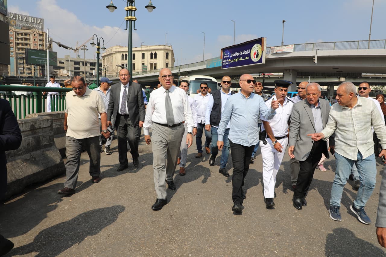 المحافظ ونائبه خلال الجولة المحافظ ونائبه خلال الجولة