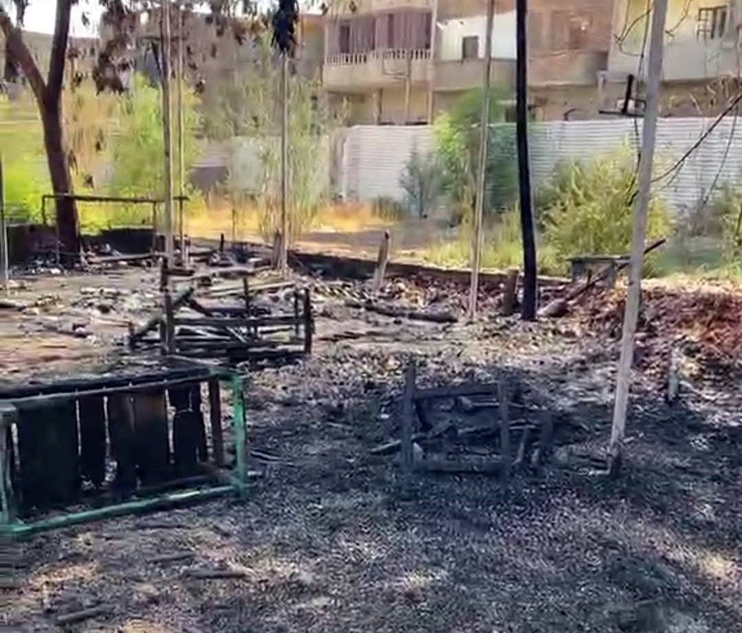 أول صور لآثار حريق في الجزء الخلفى لكافيتريا بمنطقة العوامية