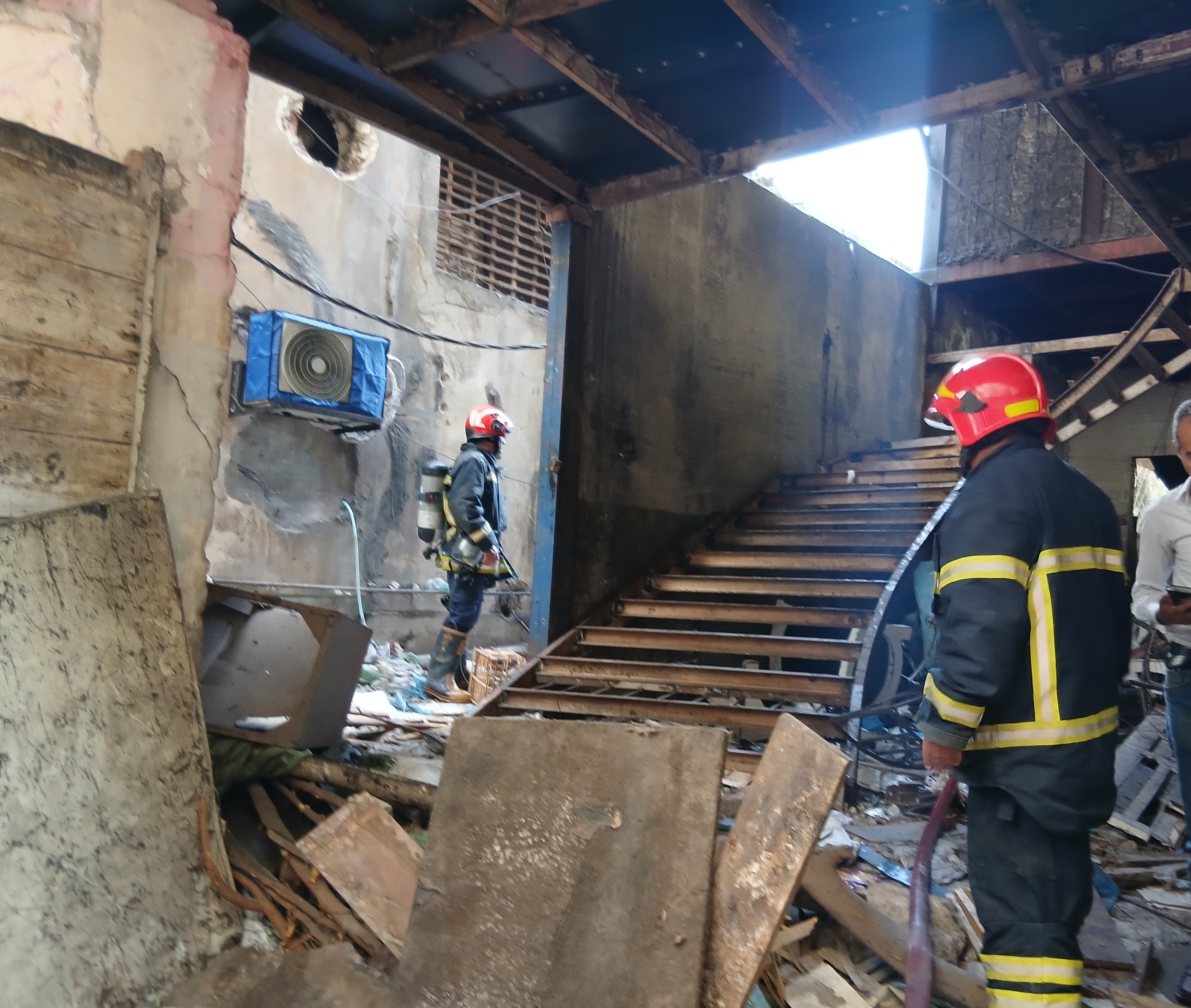 قوات الحماية المدنية تسيطر علي حريق مخلفات بوسط الإسكندرية قوات الحماية المدنية تسيطر علي حريق مخلفات بوسط الإسكندرية