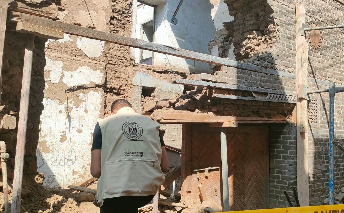 فريق من آثار إسنا وأرمنت يحقق بواقعة إنهيار جزئي لواجهة منزل تراثية فريق من آثار إسنا وأرمنت يحقق بواقعة إنهيار جزئي لواجهة منزل تراثية