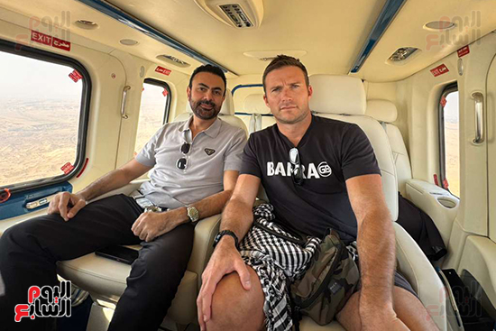 محمد كريم يصطحب سكوت إيستوود في رحلة فوق الأهرامات محمد كريم يصطحب سكوت إيستوود في رحلة فوق الأهرامات