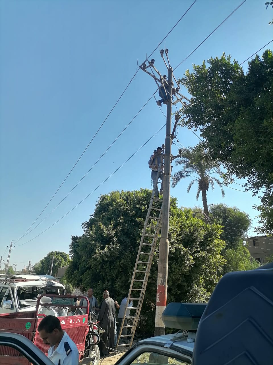 الحادث تسبب فى قطع أسلاك الكهرباء 