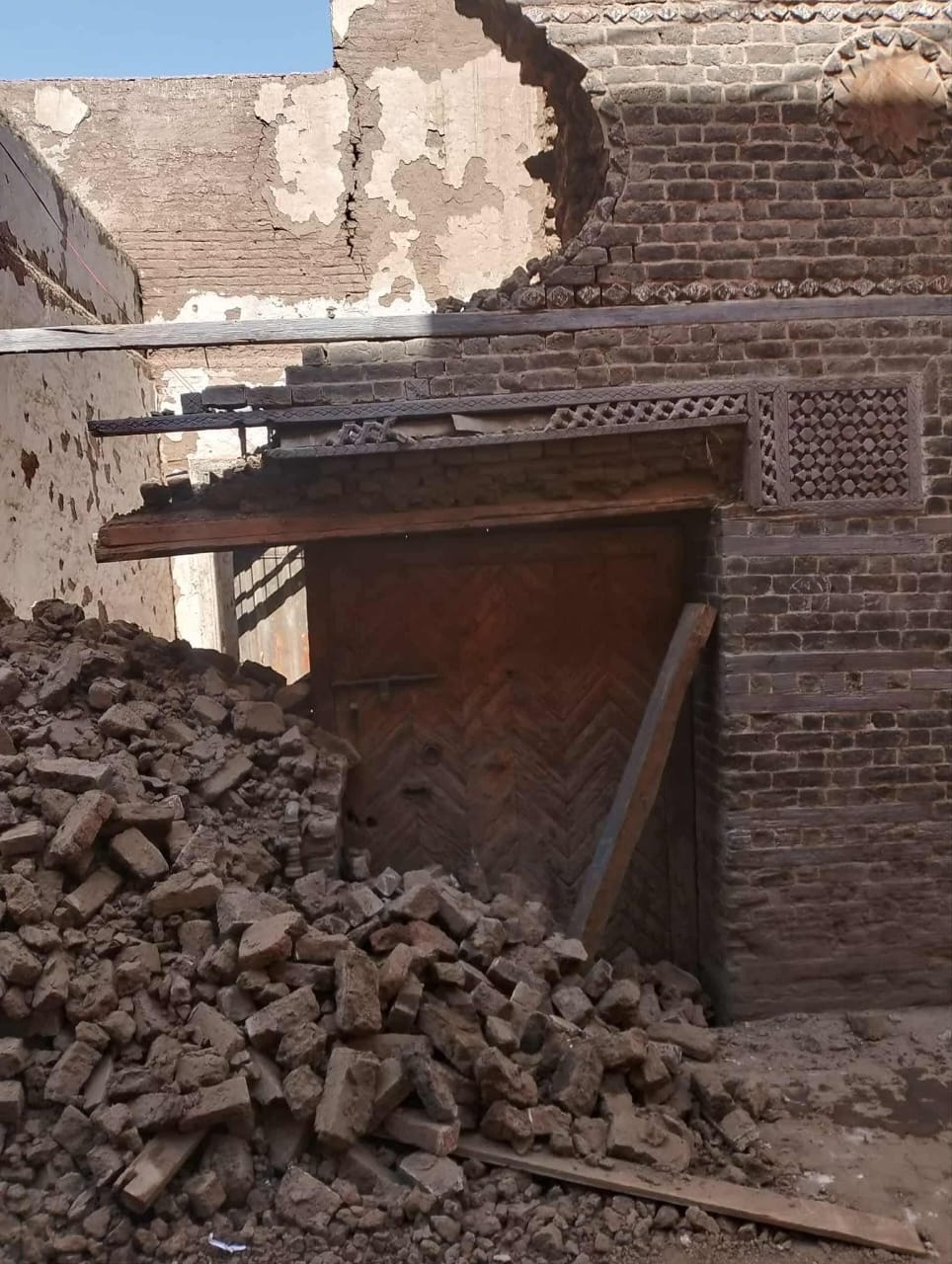 لحظات سقوط جزئي للواجهة التراثية بإسنا لحظات سقوط جزئي للواجهة التراثية بإسنا