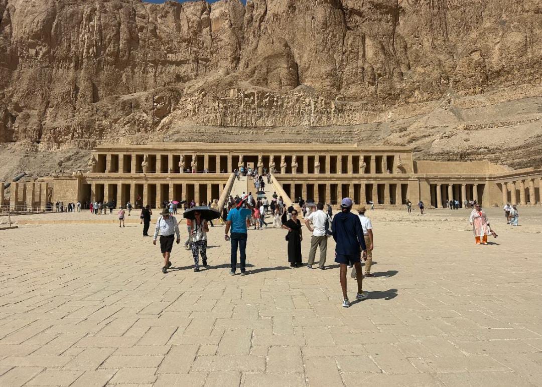سكوت إيستوود يروج للسياحة الأثرية في مصر بصور زيارته للأقصر 