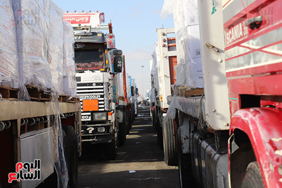 الشاحنات-أمام-معبر-رفح الشاحنات-أمام-معبر-رفح