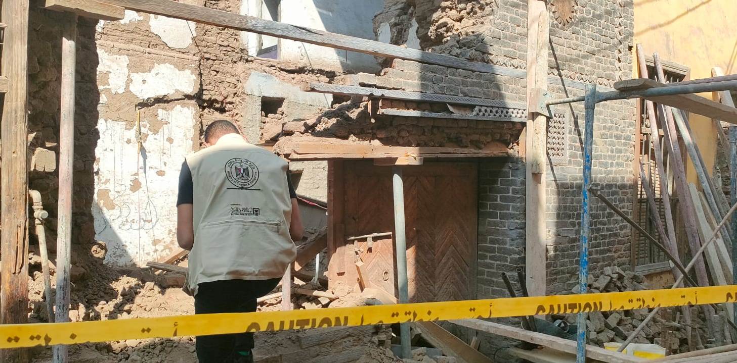 جانب من الفحص الشامل لواجهة منزل مسجلة بالتراث الإسلامى جانب من الفحص الشامل لواجهة منزل مسجلة بالتراث الإسلامى