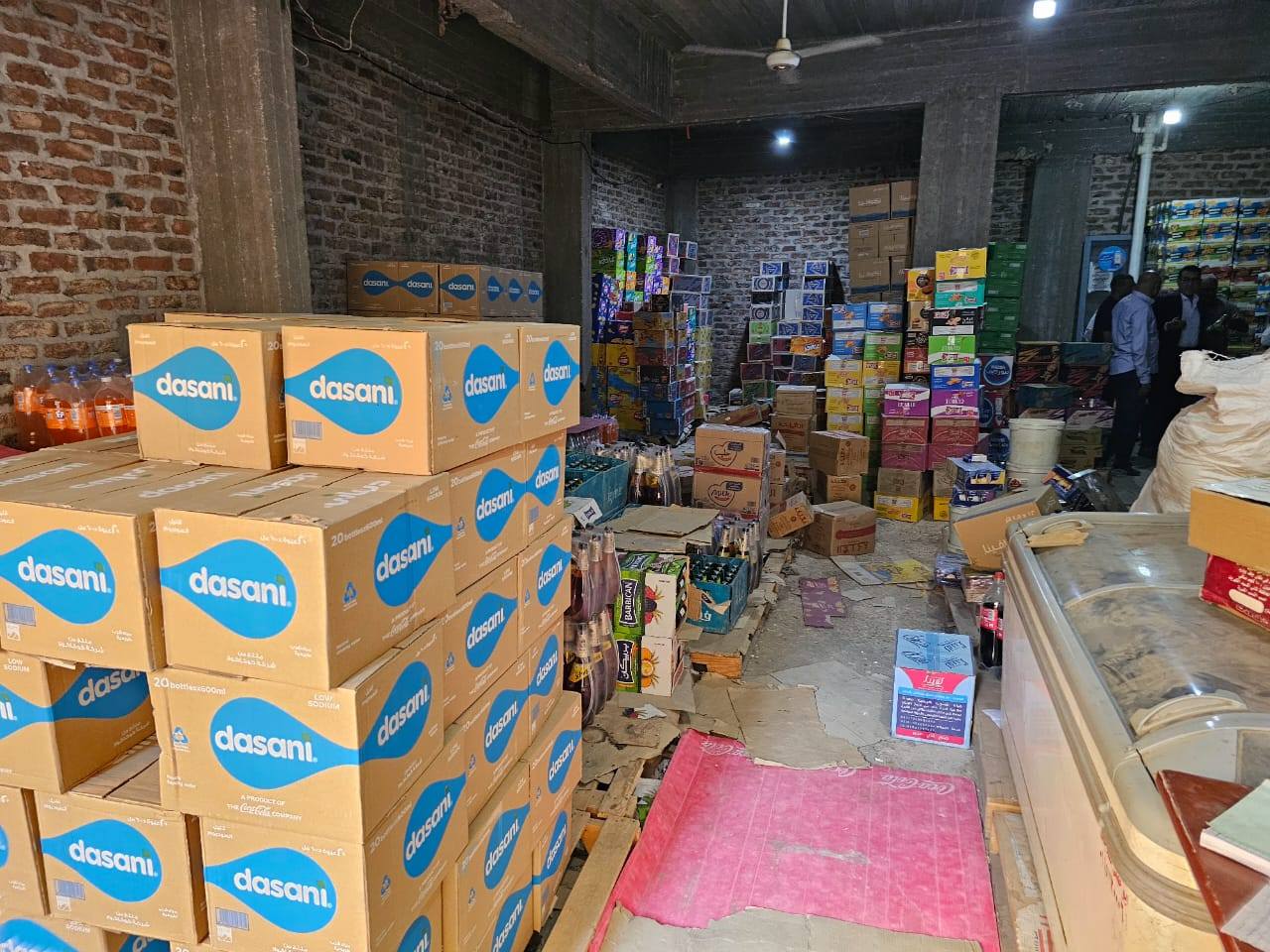 ضبط 1000 كرتونة تحتوي على 25000 كيس مقرمشات منتهية الصلاحية بالأقصر