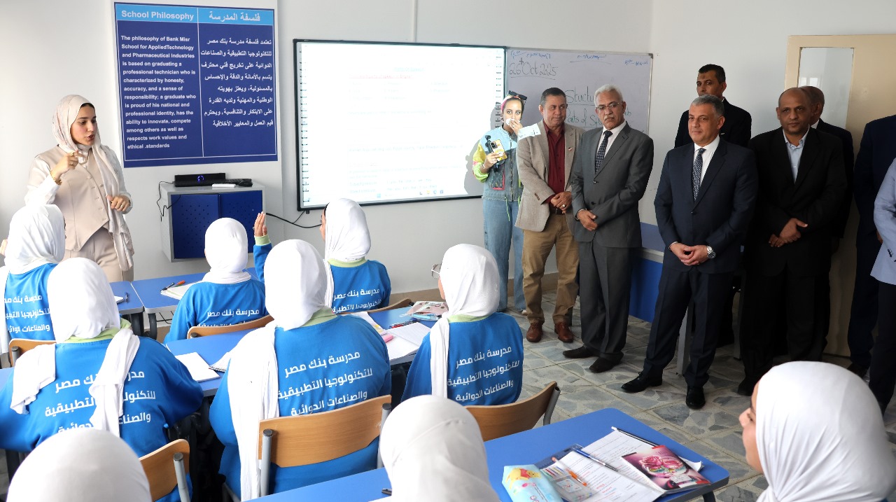 المحافظ يتفقد الفصول