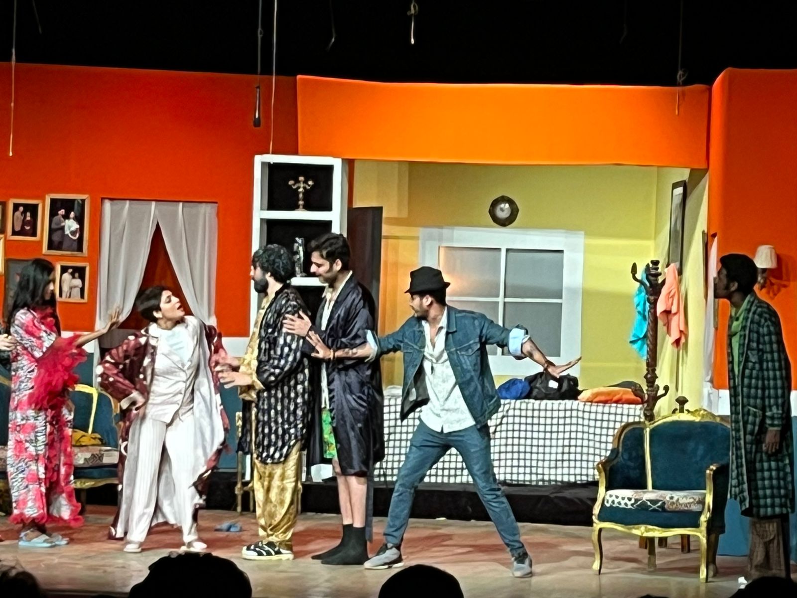 عرض مسرحية عائلة سعيدة جدا