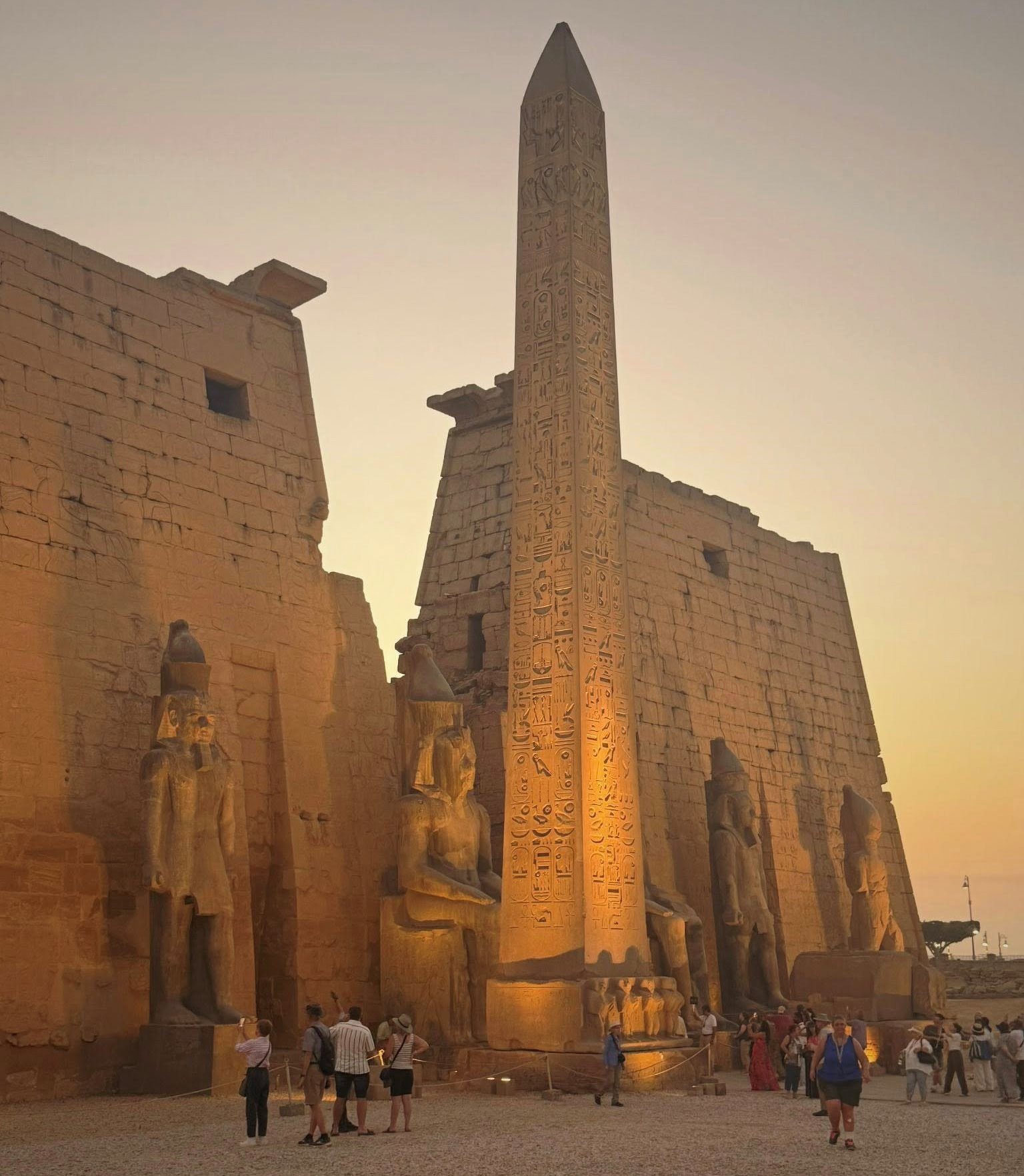 الإقبال السياحي المسائي فى معبد الأقصر