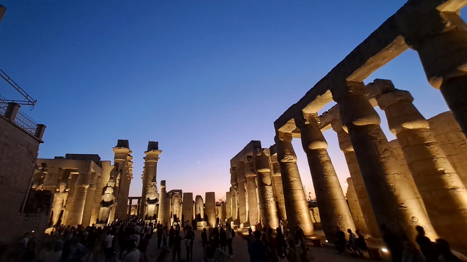 سحر الإقبال السياحي المسائي فى معبد الأقصر