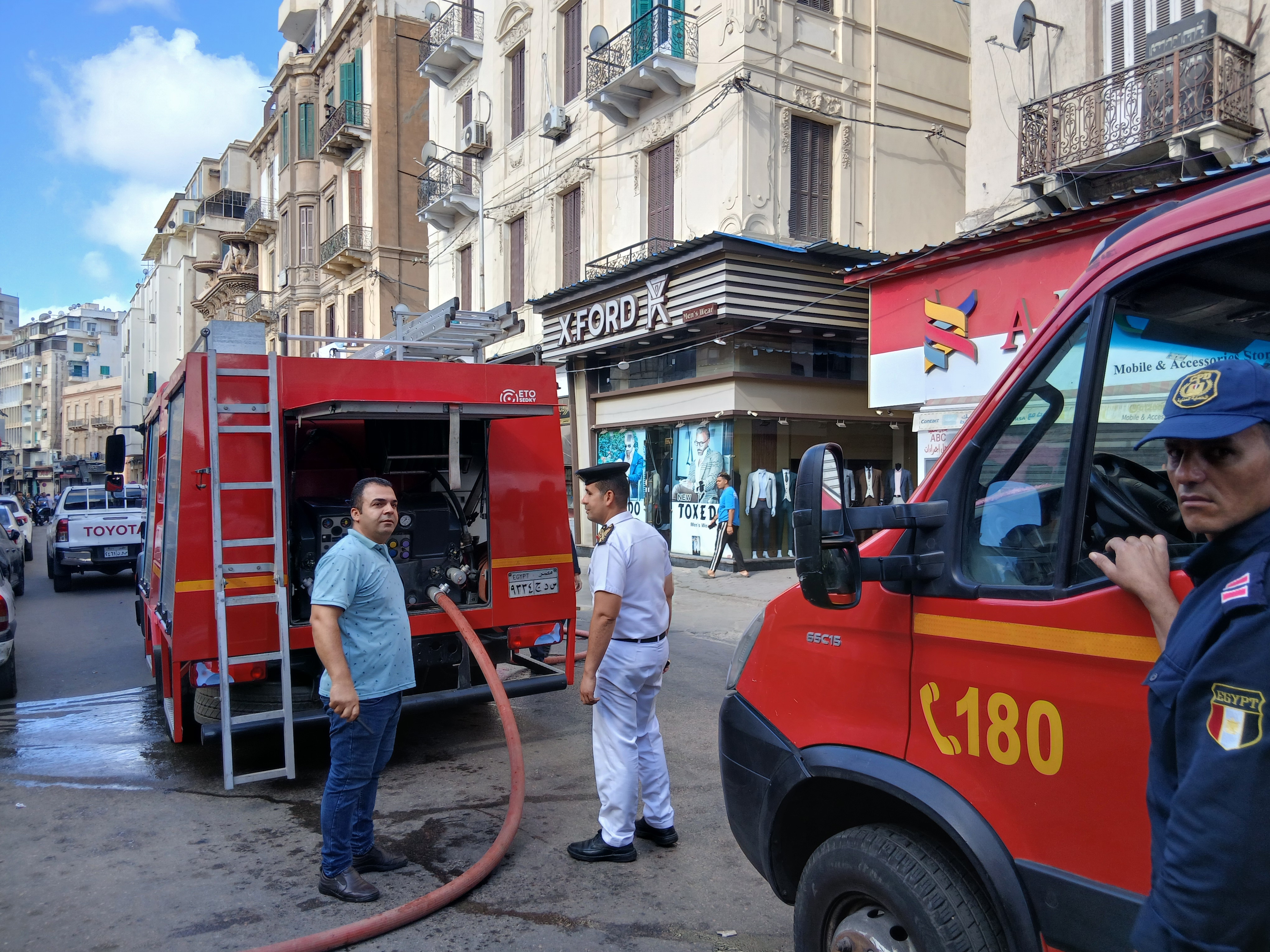 قوات الحماية المدنية بمكان الحريق بوسط الإسكندرية قوات الحماية المدنية بمكان الحريق بوسط الإسكندرية