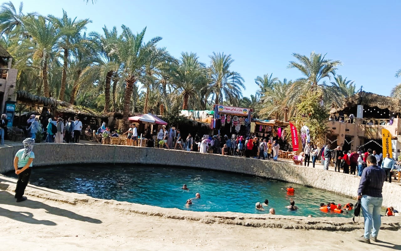 عين كليوباترا  احد مزارات واحة سيوة