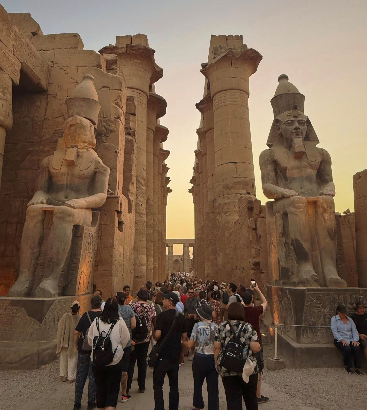 سحر مبهج في إقبال السياح المسائي فى معبد الأقصر