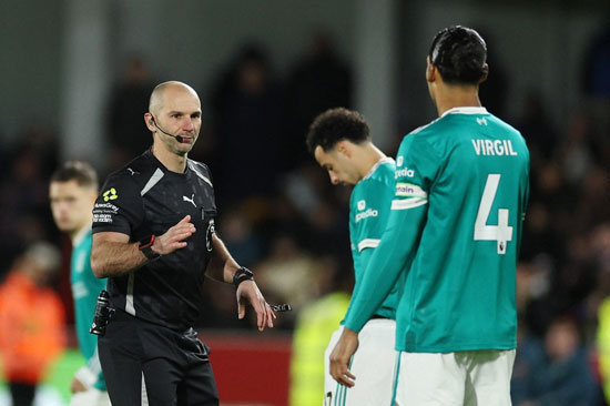 حكم المباراة مع لاعبى ليفربول