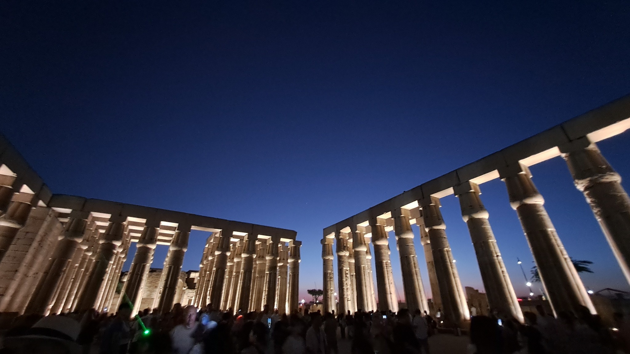 أفواج سياحية كبيرة فى الإقبال المسائي على معبد الأقصر