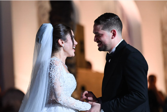 الفنانة رنا رئيس وعريسها