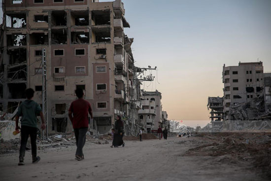 أهالي حي تل الهوى يعودون إلى ركام منازلهم في جنوب غزة