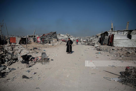 وسط ظروف مأساوية مواطنون يحاولون التكيف مع الحياة على أنقاض منازلهم