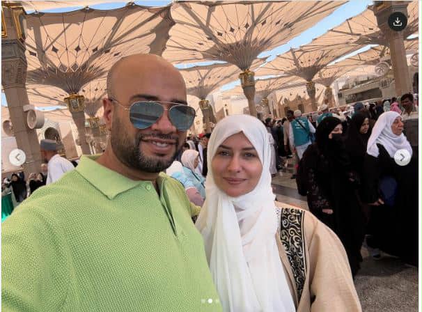 حاتم صلاح يؤدى مناسك العمرة مع زوجته