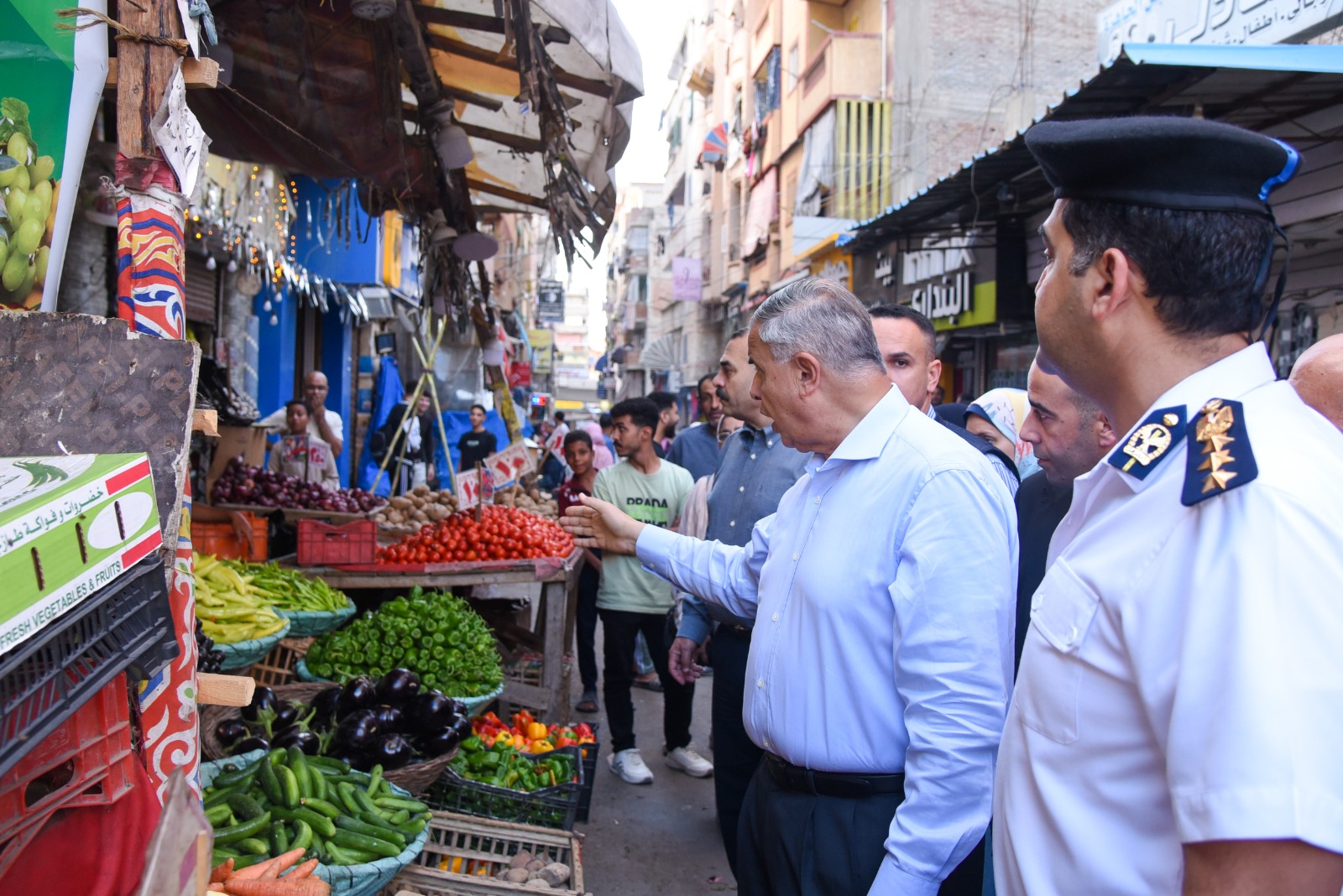 جولة محافظ الاسكندرية لمتابعة الاسواق جولة محافظ الاسكندرية لمتابعة الاسواق
