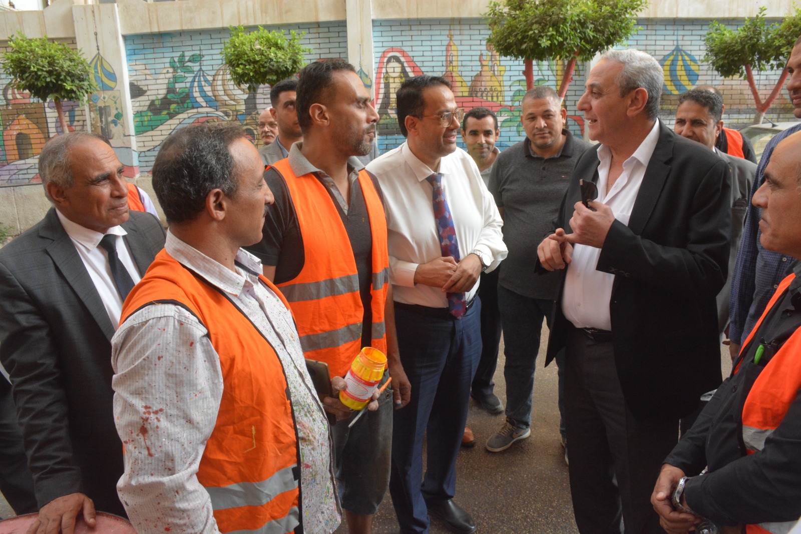 المحافظ يشارك حملة تزيين الأسوار 