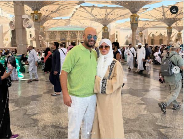 حاتم صلاح يؤدى مناسك العمرة