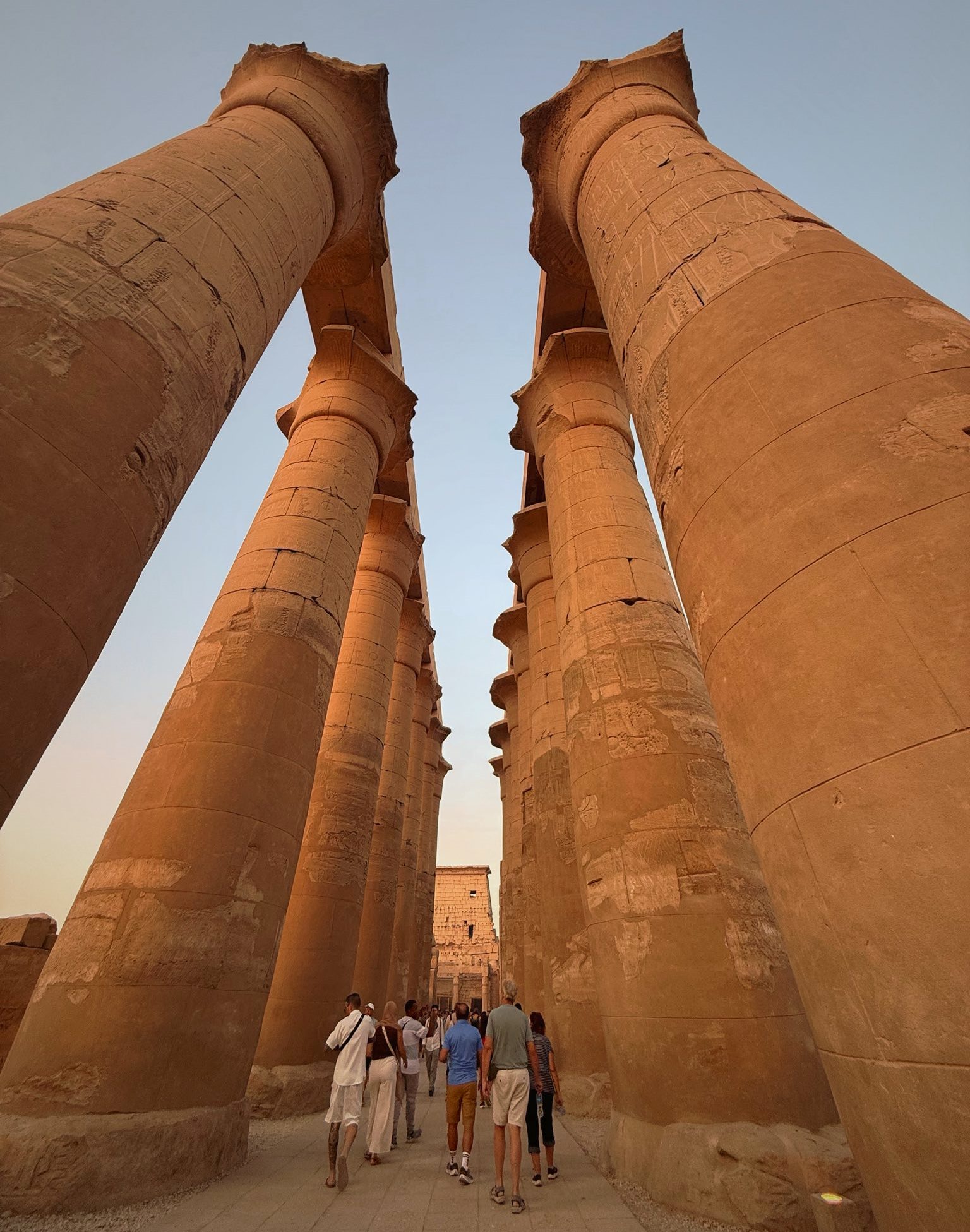 بهجة الإقبال السياحي المسائي فى معبد الأقصر