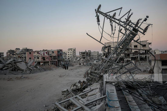 أعمدة الأنارة المدمرة وسط الشوارع