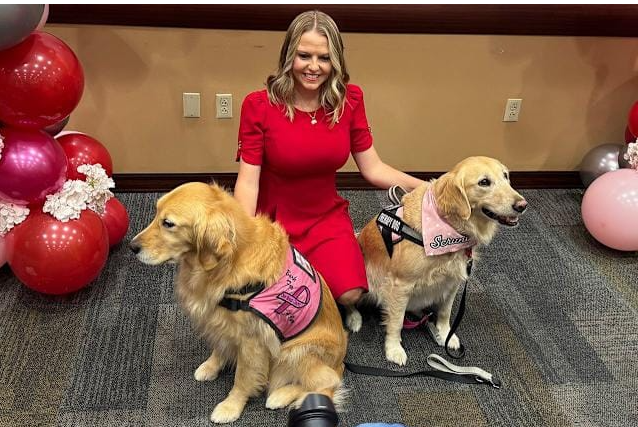 بريسيلا مع الكلاب بعد نجاح التجربة بريسيلا مع الكلاب بعد نجاح التجربة