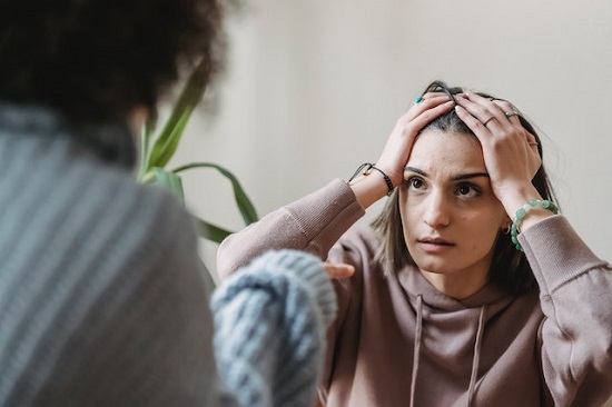 فتاة منزعجة