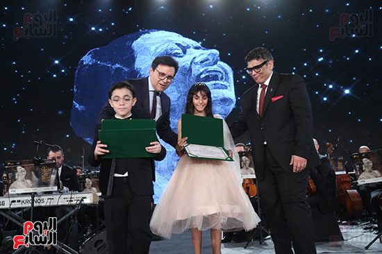 وزير الثقافة يسلم الجوائز