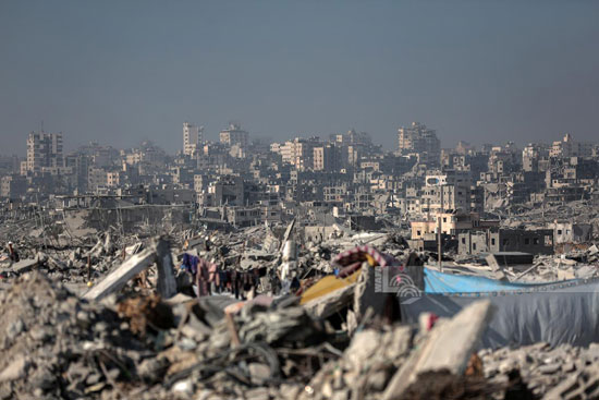 الخيام وسط أنقاض المبانى