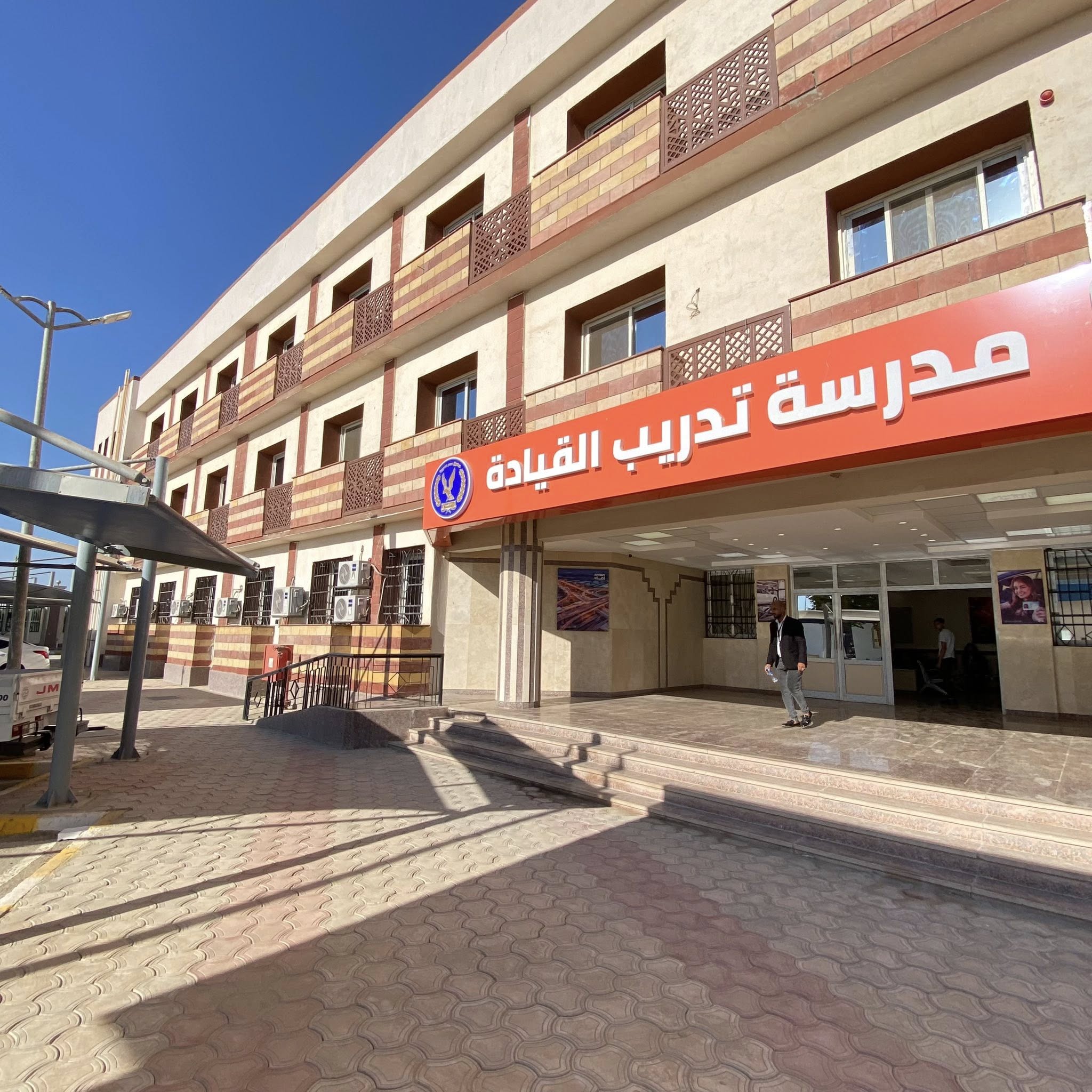 مدرسة تدريب القيادة بوحدة فحص فنى إلكترونية لإدارة المرور بمدينة طيبة الجديدة. مدرسة تدريب القيادة بوحدة فحص فنى إلكترونية لإدارة المرور بمدينة طيبة الجديدة.