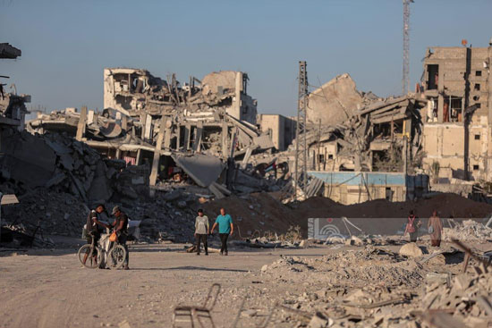 أهالى حى تل الهوى يسيرون وسط ركام منازلهم