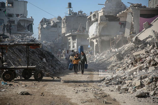 مواطنون يحاولون التكيف مع الحياة على أنقاض منازلهم التي دمرها الاحتلال الإسرائيلي في جباليا شمال قطاع غزة