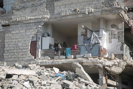 الحياه وسط الركام