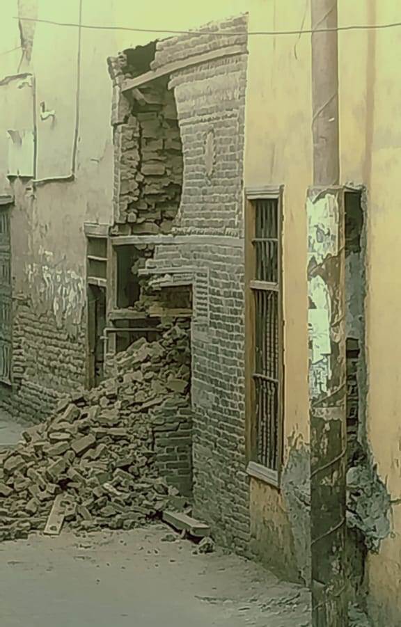 آثار سقوط جزء من الواجهة مع اكتشافها من رجال الشرطة آثار سقوط جزء من الواجهة مع اكتشافها من رجال الشرطة