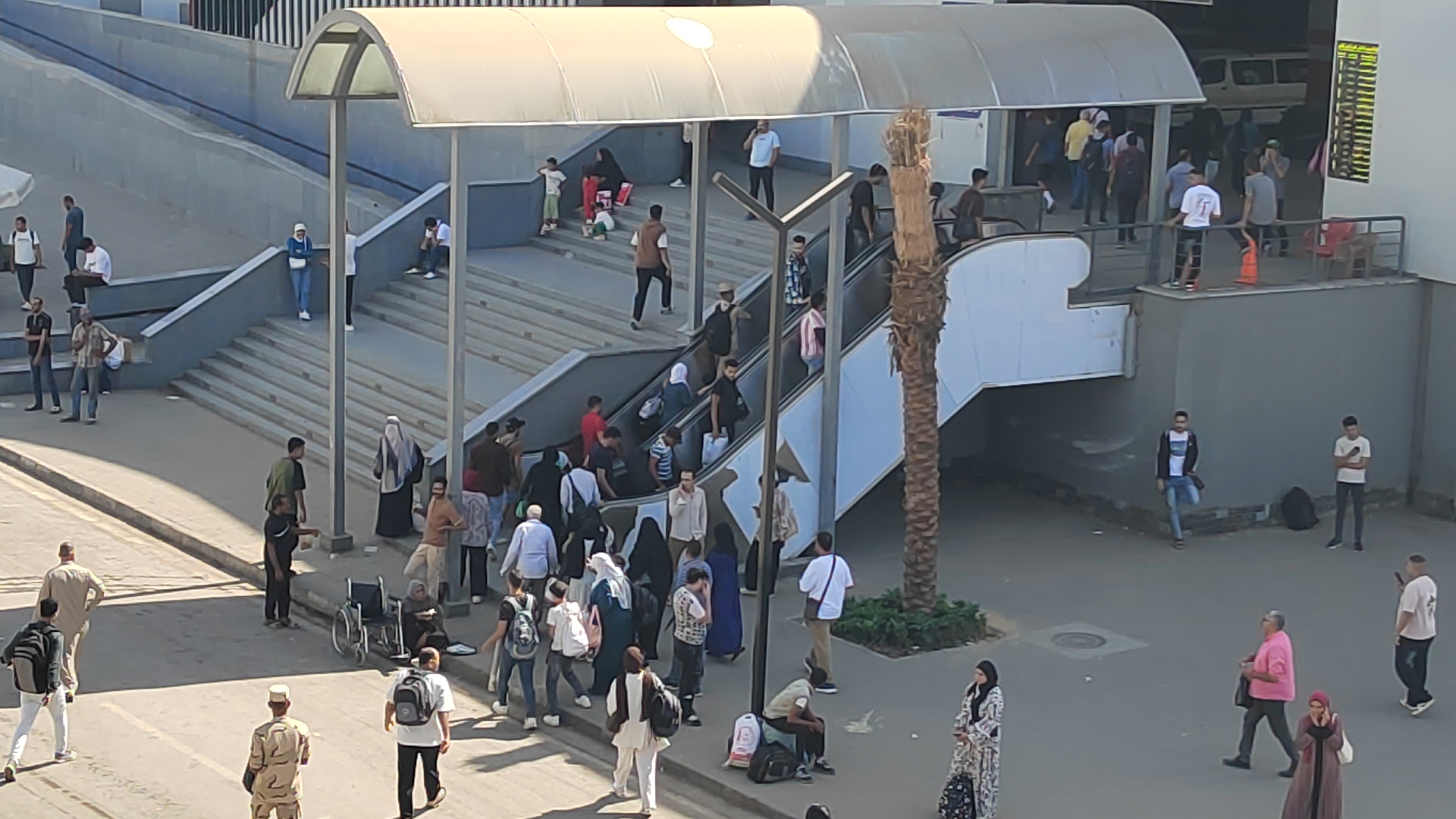 تشغيل سلالم كهربائية بموقف السلام الجديد لخدمة الركاب (2)