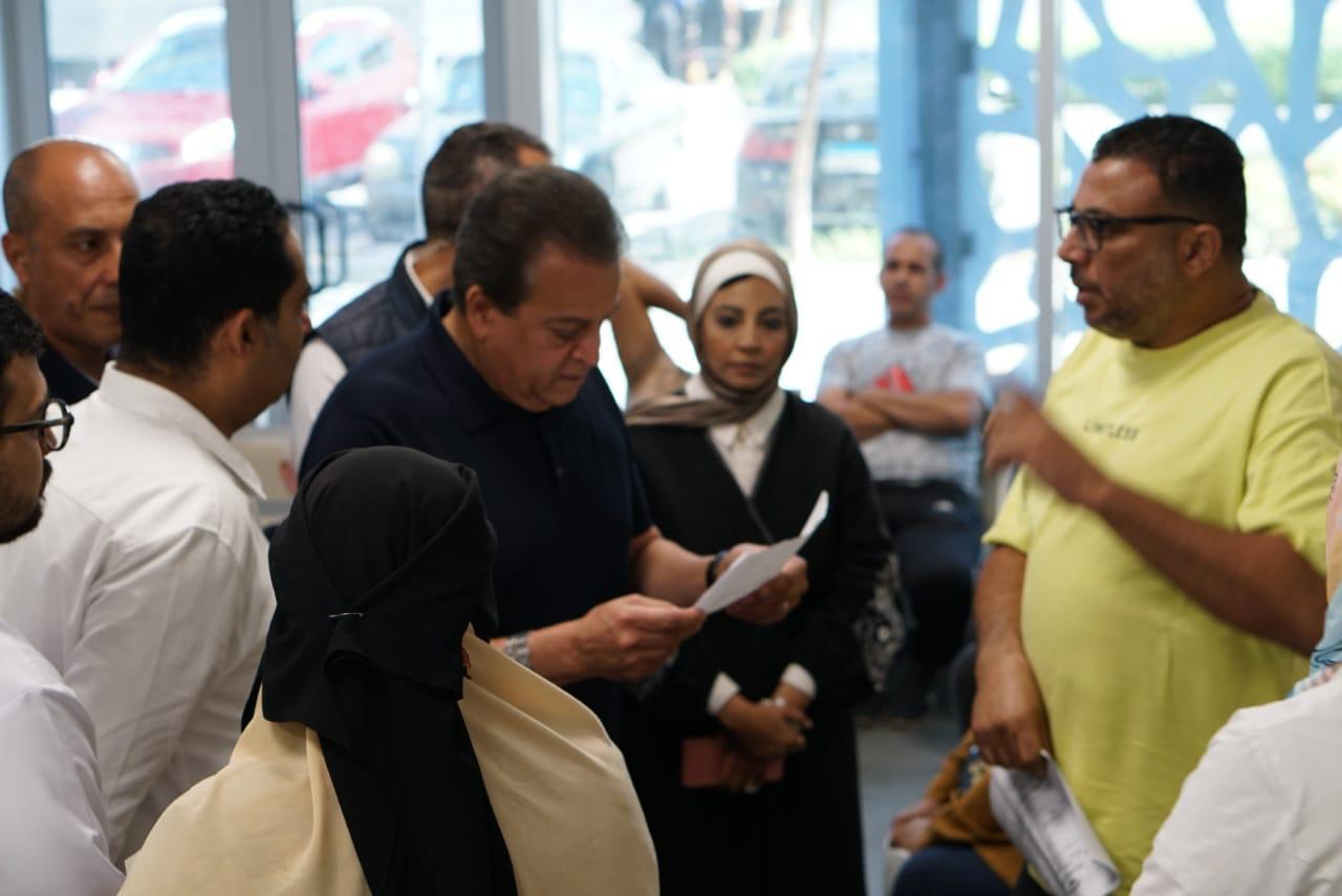 وزير الصحة يتفقد مجمع الإسماعيلية الطبي ويوجه بسرعة الاستجابة لطلبات المواطنين (1)